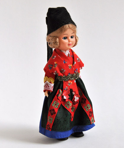 シトラス・ペーパー 商品ディテール＿ドイツ 民族衣装のお人形＜黒い帽子＞