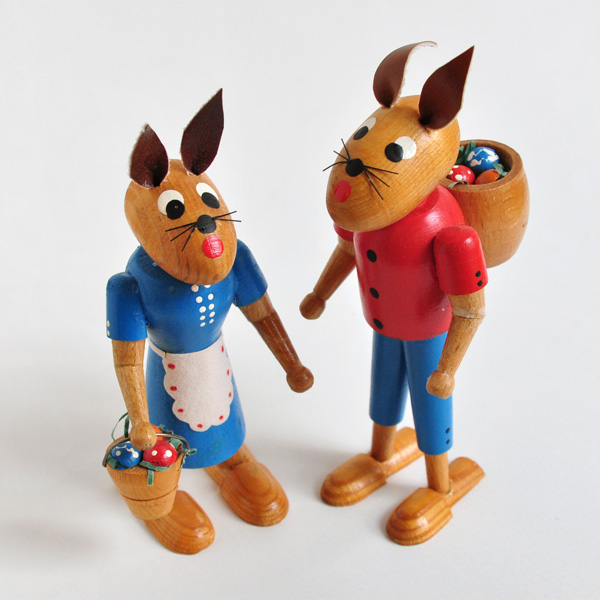 東ドイツ　木製 ウサギの飾り物＜タマゴを運ぶ2匹＞