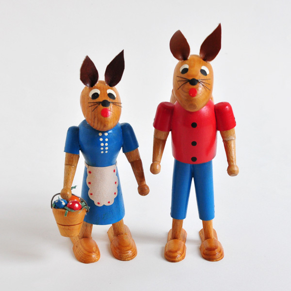 東ドイツ　木製 ウサギの飾り物＜タマゴを運ぶ2匹＞