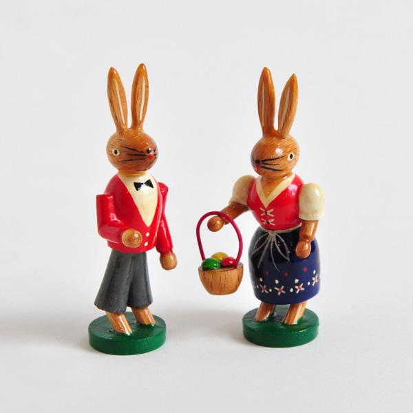 東ドイツ　木製 ウサギの飾り物＜レディとジェントルマン＞