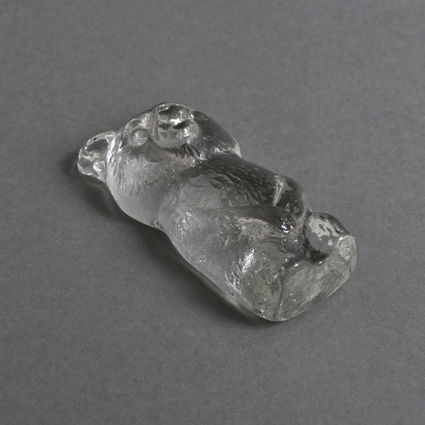 �`�F�R�K���X�@�N�}�̃y�[�p�[�E�F�C�g���N���A��