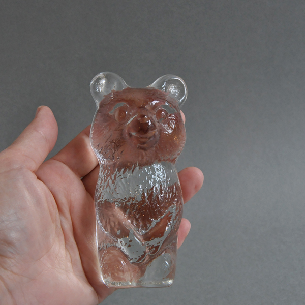 �`�F�R�K���X�@�N�}�̃y�[�p�[�E�F�C�g���N���A��